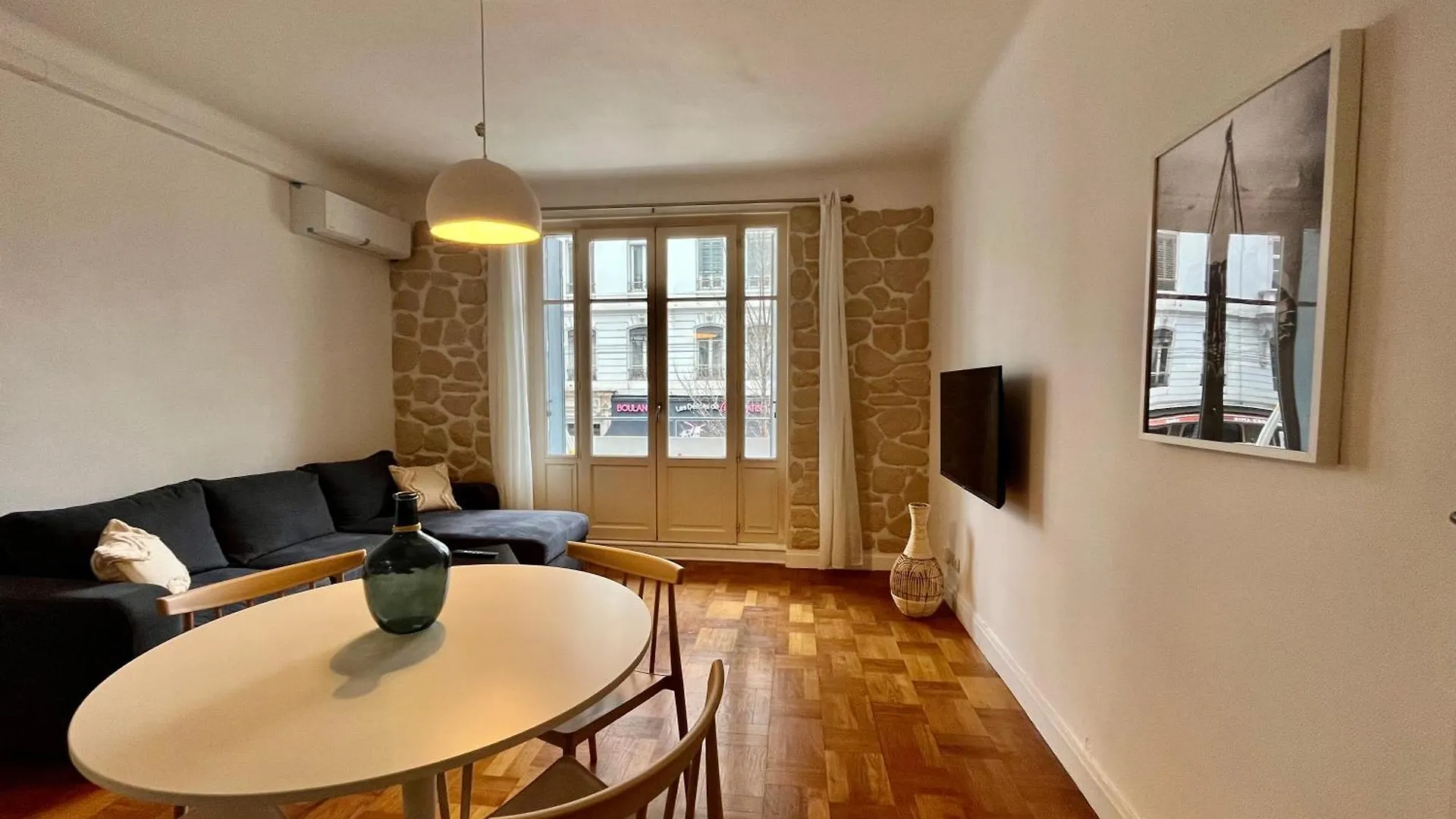 Suite Corneille Lyon 0*,  France